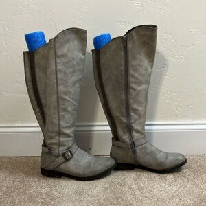 Light gray tall boots